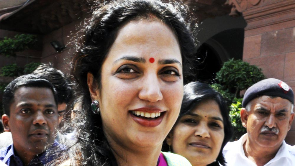 ‘সমনা’র পাশাপাশি শিবসেনার আরও একটি সাপ্তাহিক পত্রিকা ‘মার্মিক’-রও সম্পাদক রশ্মি।