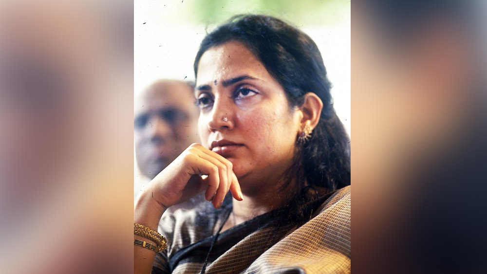 যদিও সক্রিয় রাজনীতিতে এখনও দেখা যায়নি রশ্মিকে। কিন্তু আড়ালে থেকেই সব রাজনৈতিক পরিস্থিতির উপরই তাঁর নজর থাকে বলেই মনে করেন অনেকে।