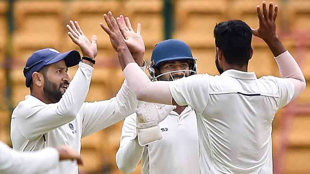 রঞ্জিতে নতুন চ্যাম্পিয়ন, ভারতসেরা মধ্যপ্রদেশ, মুম্বইকে ৬ উইকেটে হারালেন পণ্ডিতমশাইরা