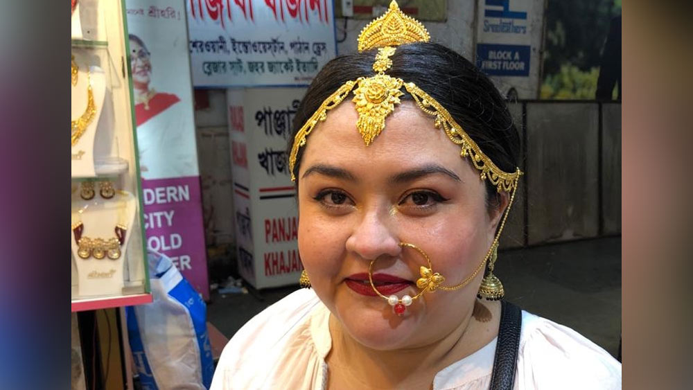 গয়নায় সেজেছেন লেসলি।