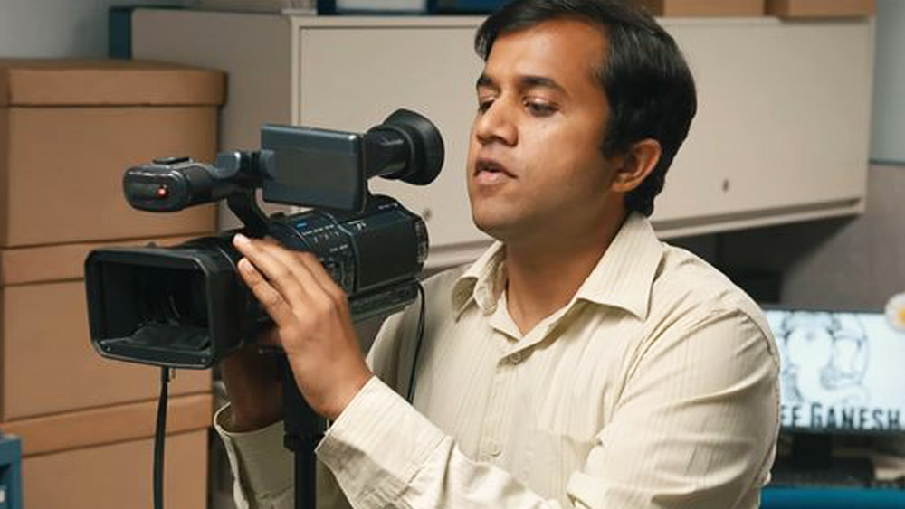 এ ছাড়াও ‘অ্যারেস্টেড ডেভেলপমেন্ট’, ‘বোনস্’ সিরিজেও কাজ করেছেন ওমি। ক্যালিফোর্নিয়াতে শৈশব ও কৈশোর জীবনের বেশির ভাগ সময় কাটানোর পর তিনি নিউ ইয়র্ক ইউনিভার্সিটিতে স্নাতক স্তরের পড়াশোনা শেষ করে নিউ ইয়র্ক ফিল্ম স্কুলে ভর্তি হন।