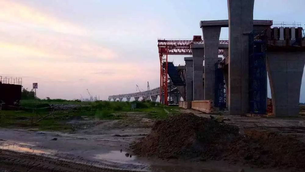 পদ্মা সেতুর ফলে দুই বাংলার যাতায়াতের সুবিধা হয়েছে। এখন পদ্মা সেতু পথে কলকাতা থেকে ঢাকার দূরত্ব অন্তত ৫০ শতাংশ কমে যাবে। আগে কলকাতা থেকে ঢাকা, ৪০০ কিলোমিটার দূরত্ব অতিক্রম করতে সময় লাগত ১০ ঘণ্টা। সেটা এখন মোটামুটি চার ঘণ্টায় হয়ে যাবে। রেলপথে পৌঁছতে সময় লাগবে মোটামুটি সাড়ে ছ’ঘণ্টা। 