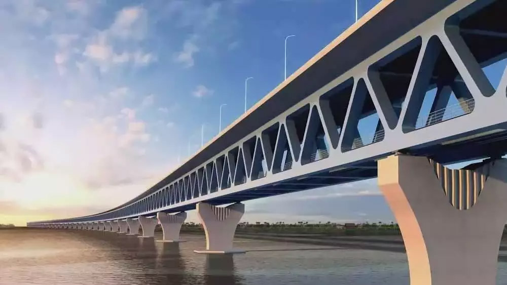 মালবাহী গাড়ির ক্ষেত্রে টোল ট্যাক্স বিভিন্ন। পাঁচ টন পর্যন্ত মাল নিয়ে গেলে সেই লরির ক্ষেত্রে ১,৬০০ টাকা টোল ট্যাক্স নেওয়া হচ্ছে। মাঝারি ট্রাকে (৫ থেকে ৮ এবং ১১ টন)  ২,১০০ টাকা থেকে ২,৮০০ টাকা এবং বড় ট্রাকার জন্য নেওয়া হচ্ছে সাড়ে পাঁচ হাজার বাংলাদেশি টাকা।