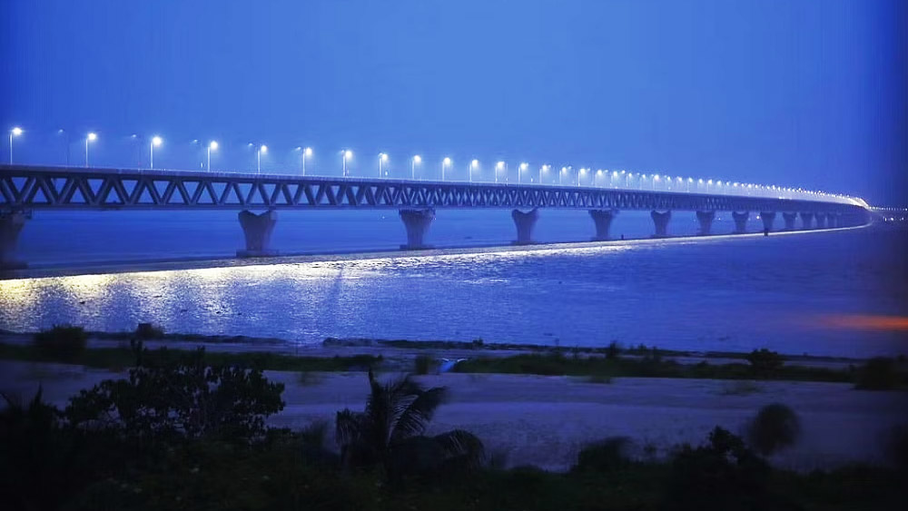 পদ্মা সেতুর দুই প্রান্তে ইলেকট্রনিক্স টোল কালেকশন বুথ (ইটিসি) বসানো হয়েছে। যার মাধ্যমে মাত্র তিন সেকেন্ডেই স্বয়ংক্রিয় ভাবে চলন্ত গাড়ি থেকে টোল আদায় করা যাবে।