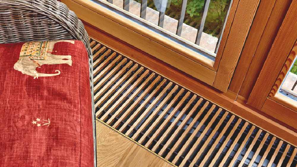 এ ছাড়াও বেশ কিছু অদ্ভুত বৈশিষ্ট্য রয়েছে এই হোটেলের। যার মধ্যে একটি হল এই হোটেলে এসির ব্যবস্থা নেই। জানলার কাচ সরালেই আল্পসের ঠান্ডা হাওয়া ঢুকবে ঘরে। তবে রাষ্ট্রনেতাদের কাঁপুনি ধরাবে না। ওই ঠান্ডাকে সহনীয় করে তোলার আধুনিকতম ব্যবস্থা রয়েছে স্লস হোটেলের ঘরে।