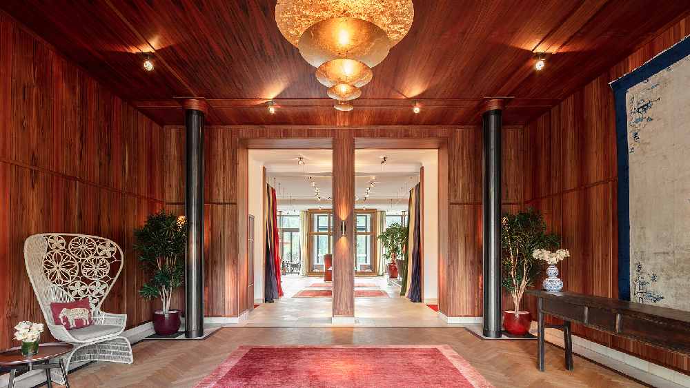 হোটেলে প্লাস্টিক ব্যবহারের অনুমতিও নেই। চকোলেট থেকে কুকিজ, অতিথিদের সবই দেওয়া হয় কাচের বাক্স বা কাচের বোতলে। এমনকি হোটেলে ব্যবহারের জন্য দেওয়া রূপটানের জিনিসও ভর্তি করা হয় পোর্সেলিনের বোতলে। সেই সব ব্যবহৃত বোতল বা বাক্স জার্মানির যে কোনও বাজারে চাইলে বদলে নেওয়াও যায়। 