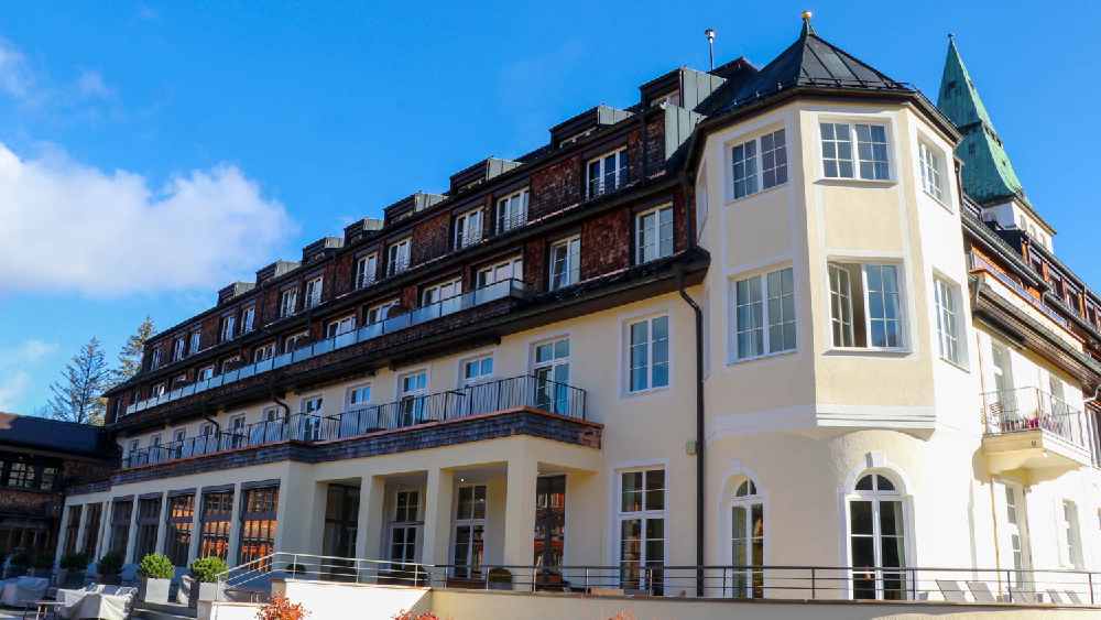 ১০০ বছরের বেশি বয়স এই হোটেলের। তৈরি করেছিলেন জোয়ানেস মুলার নামে এক স্থপতি। তবে মুলারের অন্য একটি পরিচয়ও আছে। তিনি ছিলেন জার্মানির কুখ্যাত একনায়ক অ্যাডল্ফ হিটলারের একনিষ্ঠ ভক্ত।