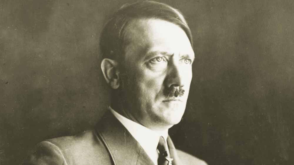 মুলার মনে করতেন হিটলার ঈশ্বরের দূত। দ্বিতীয় বিশ্বযুদ্ধ পরবর্তী সময়ে যখন নাৎসিদের চিহ্নিত করার পর্ব চলছে, তখন মুলারকে তাঁর বইয়ে অত্যধিক হিটলার স্তুতির জন্য শাস্তি দেওয়া হয়েছিল। তাঁর শখের স্লস এলমাও তাঁর থেকে ছিনিয়ে নিয়েছিল আমেরিকার সেনারা। অথচ এই মুলারই হিটলারের ইহুদি-বিরোধী নীতির সমালোচক ছিলেন।