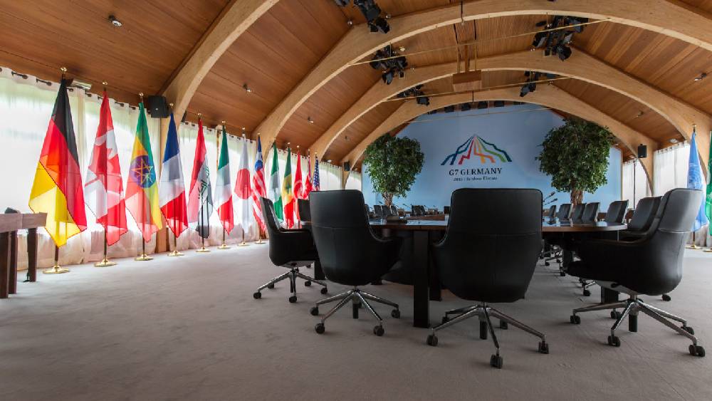 স্লস হোটেলে উন্নয়নশীল দেশ ভারতের প্রধানমন্ত্রী যে সুযোগ- সুবিধা পাবেন, প্রথম বিশ্বের শক্তিশালী দেশ জো বাইডেনও একই সুবিধা পাবেন। এমনকি যুদ্ধশক্তিতে নিজেদের শ্রেষ্ঠ বলে দাবি করা পুতিন এলেও তিনি কোনও অতিরিক্ত সুবিধা পাবেন না। প্রত্যেকের জন্যই বরাদ্দ হবে পাঁচ ঘর বিশিষ্ট এক একটি সুইট।