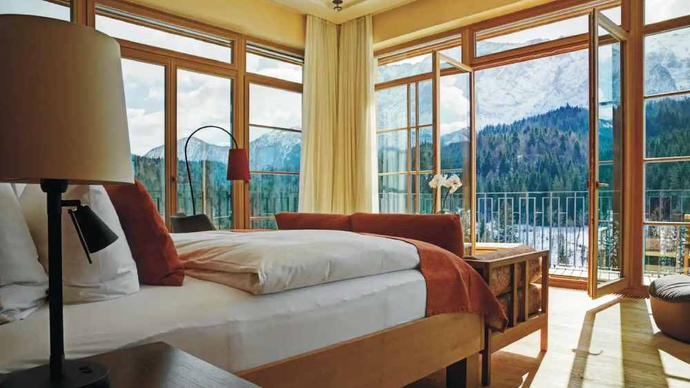 ১২০ বর্গফুটের ওই সুইটে রয়েছে লম্বা বারান্দা লাগোয়া একটি বড় শয়নকক্ষ, একটি মাঝারি শয়নকক্ষ, একটি বসার ঘর। ছোটদের থাকার ঘর। এবং একটি ২৪ বর্গফুটের বিশাল স্নানঘর। প্রতিটি পাঁচঘরের সুইট এমন ভাবে সাজানো যাতে প্রত্যেকটি ঘর থেকেই দেখা যায় আল্পস পাহাড়, ছবির মতো উপত্যকা আর পাইনের জঙ্গল।