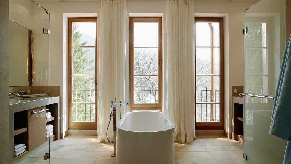 তবে রাষ্ট্রনেতাদের খাওয়াদাওয়া এবং সুইমিং পুলে স্নান করার জায়গাটি এক। স্নান করতে করতে বা খেতে খেতে রাষ্ট্রনেতাদের অন্তরঙ্গ হওয়ার সুযোগ রয়েছে এই হোটেলে।