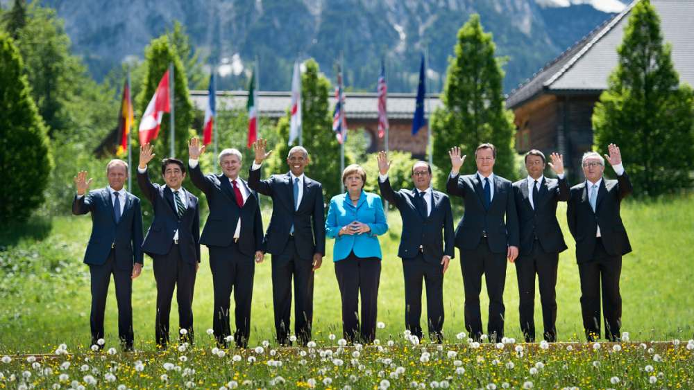 এর আগে আর কোনও জি-৭ সম্মেলনে নেতাদের এমন আয়েশ করতে দেখা যায়নি। যেখানে এই ধরনের সম্মেলনে গুরুগম্ভীর আলোচনার পর দেশের পতাকার সামনে গম্ভীর ভাবে দাঁড়িয়ে ছবি তোলেন নেতারা, তেমন কোনও ছবি দেখা যায়নি ২০১৫ সালে। রাষ্ট্রনেতারা স্লসের লাগোয়া সবুজ ঘাসের উপত্যকায় সাদা বুনোফুলের সামনে দাঁড়িয়ে তুলেছিলেন ছবি।