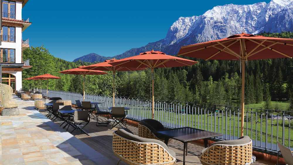 এ বছর জি-৭ সম্মেলনে নিশ্চিত ভাবেই আলোচনা হতে চলেছে রাশিয়া-ইউক্রেন যুদ্ধ নিয়ে। কিন্তু সেই আলোচনার ফাঁকে মোদী-সহ অন্য রাষ্ট্রনেতাদেরও কি সাত বছর আগের ওবামার মতো আয়েশি মুহূর্তে ধরা যাবে। স্লস হোটেলের উপর আন্তর্জাতিক পর্যবেক্ষকরা অবশ্য আস্থাই রাখছেন।