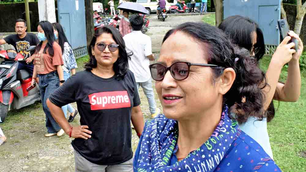  সুকনায় একটি বুথে ভোট দিলেন এই ভোটাররা। তবে মুখে মাস্ক নেই কারও। নিজস্ব চিত্র। 