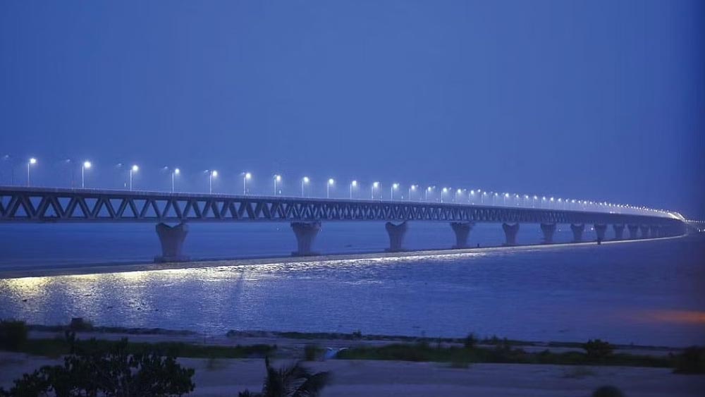 পদ্মার মতো খরস্রোতা নদীতে সেতু নির্মাণে ঝক্কি ছিলই। নদীর সঙ্গে তাই সামঞ্জস্য রেখে কী ভাবে সেতু তৈরি হবে, তার নকশা তৈরি করেছেন কানাডার ব্রুস ওয়ালেস। তাঁর সঙ্গে ছিলেন জার্মানি ও আমেরিকার বিশেষজ্ঞরাও।