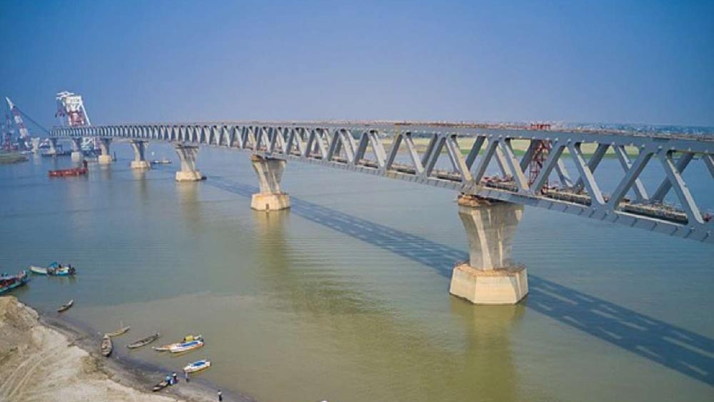 বাংলাদেশের সংবাদ মাধ্যমের দাবি, সে দেশে এই মুহূর্তে ৫০ কেজির এক বস্তা সিমেন্টের দাম ৪৫০ থেকে ৫০০ টাকা। যত ভালই হোক না কেনো, ৬০০ টাকার উপরে সে দেশে কোনও সিমেন্ট নেই। আর পদ্মা সেতুর পিলারে ‘মাইক্রো ফাইন’ নামে যে সিমেন্ট ব্যবহার করা হয়েছে, যার বস্তা প্রতি খরচ ১৫ হাজার টাকা! এই সিমেন্ট অস্ট্রেলিয়া থেকে আমদানি করা হয়েছে।