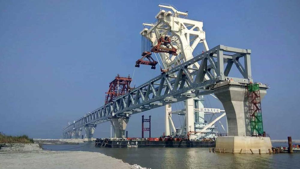 পদ্মার মতো খরস্রোতা নদীর উপর সেতু নির্মাণের কাজ যথেষ্ট চ্যালেঞ্জিং ছিল। সেতু তৈরি করতে গিয়ে একাধিক জটিলতা দেখা গিয়েছিল। এমনকি, সেতুর নকশাও বদল করা হয়েছিল।