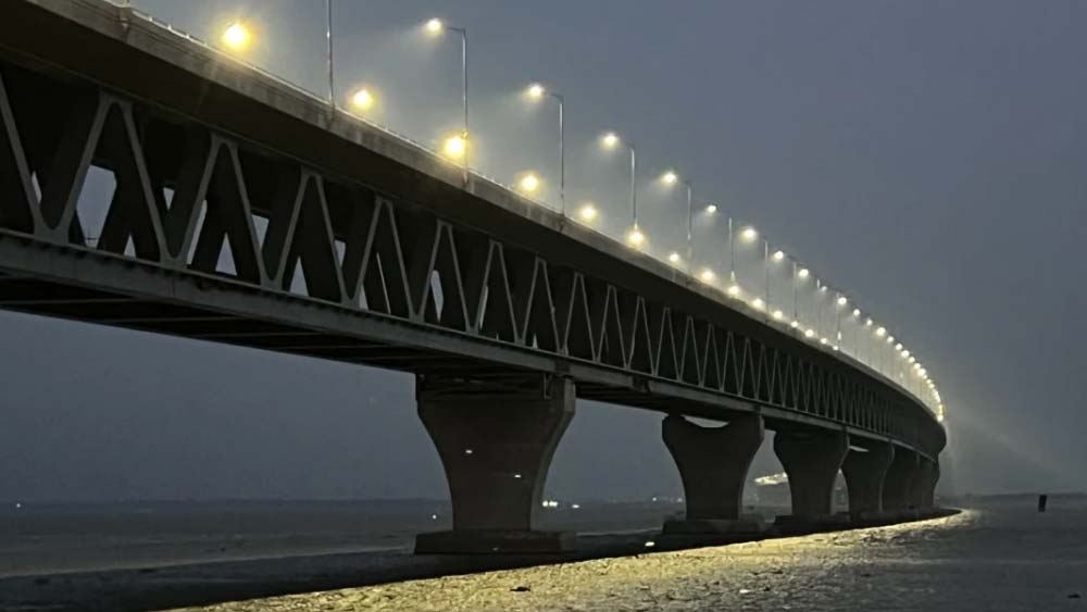 পদ্মা নদীর দুই পাড়ের সংযোগ (সড়ক ও সার্ভিস এরিয়া) তৈরির দায়িত্ব দেওয়া হয়েছিল বাংলাদেশি সংস্থা আব্দুল মোনেম লিমিটেড। মালয়েশিয়ার একটি সংস্থার সঙ্গে হাত মিলিয়ে তারা কাজ করেছে।