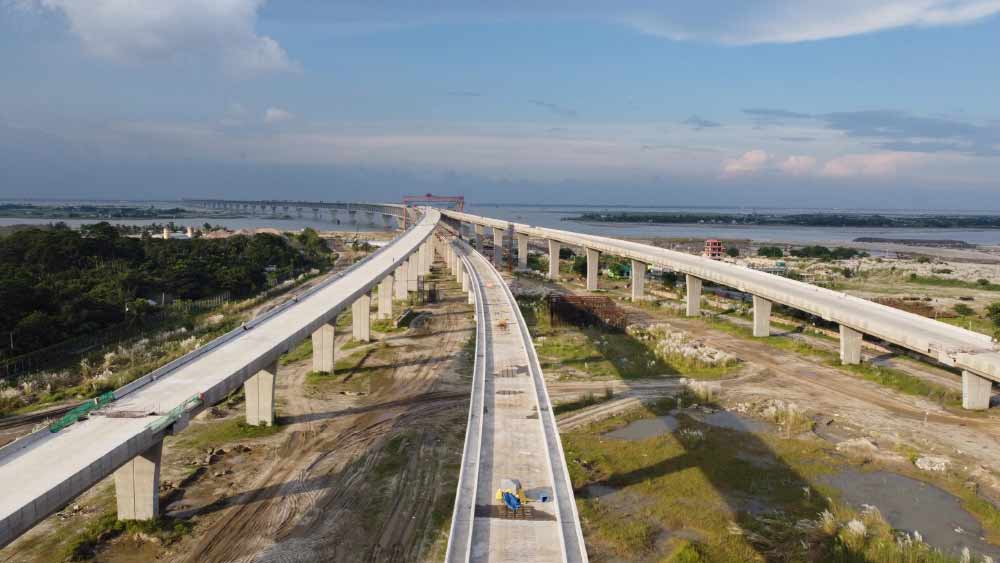 পদ্মা সেতুর দৈর্ঘ্য (জলের অংশ) ৬.১৫ কিমি। স্থলভাগের অংশ ধরে সেতুটির মোট দৈর্ঘ্য ৯ কিমির বেশি।