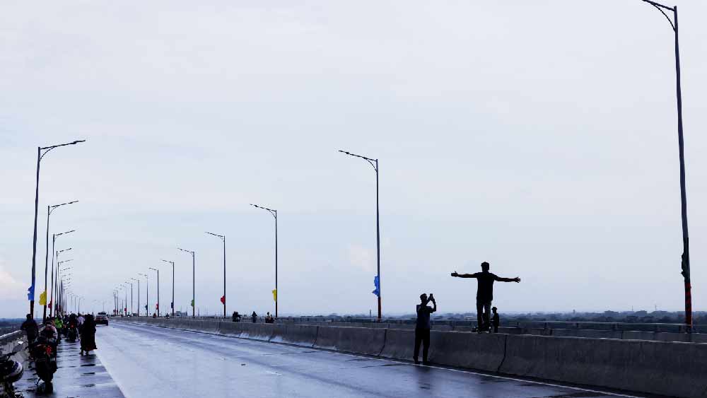 অন্য দিকে, পদ্মা সেতু চালু করার পর থেকেই যে ভাবে বিপত্তি ঘটছে, তাতে সাবধানী বাংলাদেশ সরকার। পদ্মা সেতুর উপর দাঁড়িয়ে ছবি তোলা পুরোপুরি নিষিদ্ধ করা হয়েছে। গাড়ি থামিয়ে হাঁটার ক্ষেত্রেও নিষেধাজ্ঞা জারি করা হয়েছে।