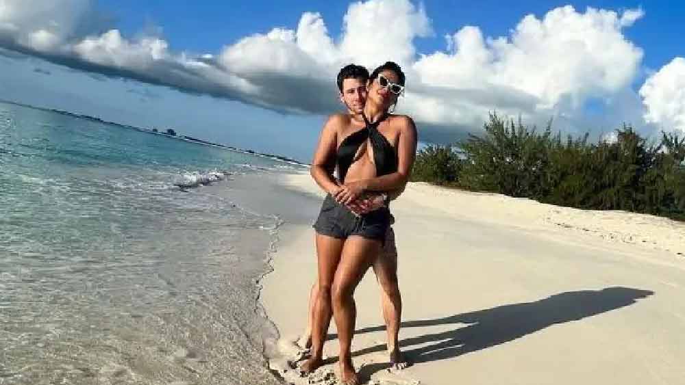 জুটিতে ছুটির সোহাগ