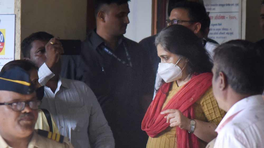 গুজরাত হিংসা নিয়ে মিথ্যে তথ্য দেওয়ার অভিযোগ আনা হয়েছে সমাজকর্মী তিস্তার বিরুদ্ধে। গুজরাতের এক পুলিশ আধিকারিক ডিবি বারাড শেতালওয়াড় এবং প্রাক্তন আইপিএস অফিসার শ্রীকুমার ও সঞ্জীব ভট্টের বিরুদ্ধে এফআইআর দায়ের করেছেন। সেখানে তিস্তার বিরুদ্ধে আনা হয়েছে জালিয়াতি ও ভুল তথ্য দেওয়ার অভিযোগ।