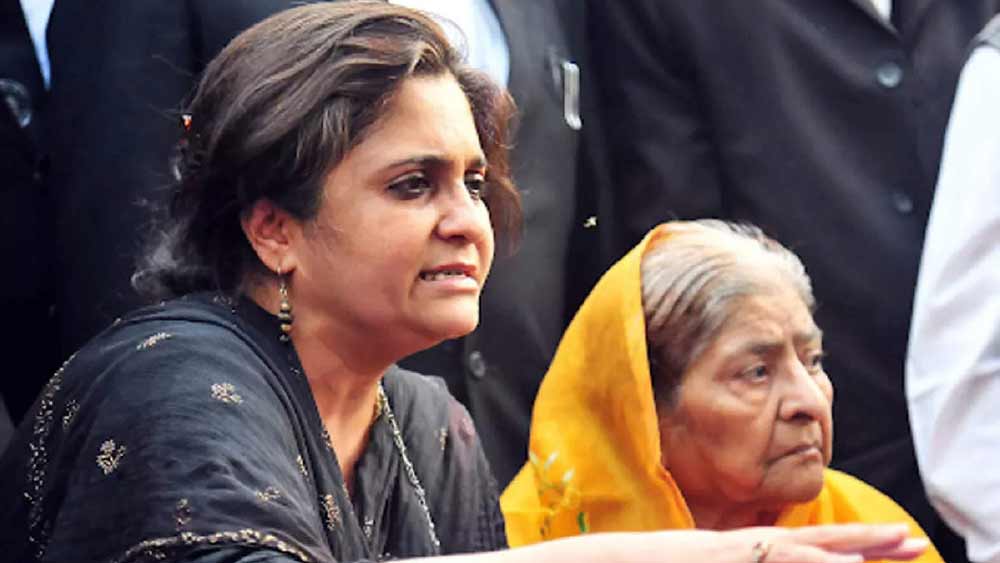 দু’বছর কলেজে আইন বিষয় নিয়ে পড়ে তা ছেড়ে দেন। পরে দর্শনশাস্ত্র নিয়ে বম্বে বিশ্ববিদ্যালয় থেকে স্নাতক হন তিস্তা। তার পর শুরু সাংবাদিক জীবনের। ‘দ্য ডেইলি’, ‘দ্য ইন্ডিয়ান এক্সপ্রেস’-এর মতো সংবাদমাধ্যমের হয়ে কাজ করেছেন তিনি।