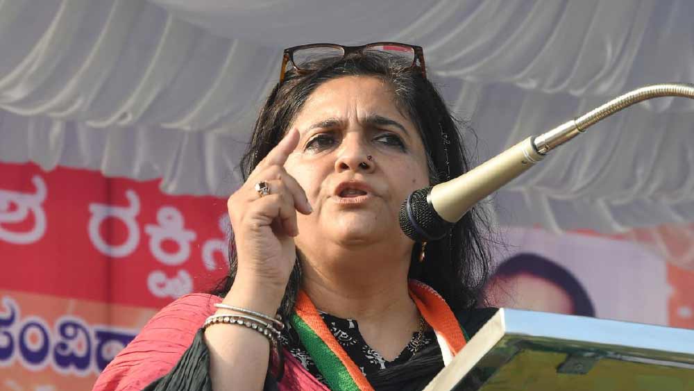 ‘গুজরাত: দ্য মেকিং অব আ ট্র্যাজেডি’-র লেখক তিস্তার গ্রেফতারি নিয়ে শুরু হয়েছে বিতর্ক। খোদ রাষ্ট্রপুঞ্জ থেকে এসেছে বিবৃতি। রাষ্ট্রপুঞ্জের তরফে মেরি ল্যলর বলেন, ‘‘মানবাধিকার আন্দোলনের বড় মুখ তিস্তা শেতালওয়াড়। মানবাধিকার নিয়ে কথা বলা কোনও অপরাধ নয়।’’