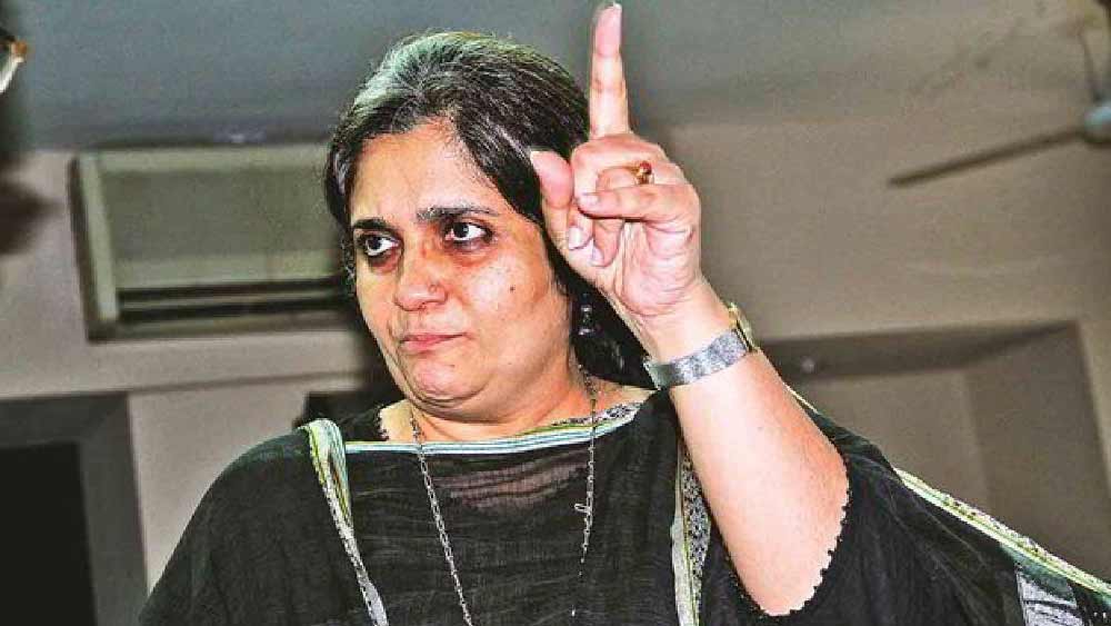 রবিবার তিস্তাকে তাঁর মুম্বইয়ের বাড়ি থেকে গ্রেফতার করা হয়। তিনি অভিযোগ করেন, তাঁর সঙ্গে দুর্ব্যবহার করা হয়েছে। তিস্তা বলেন, ‘‘আমি কোনও অপরাধী নই যে আমাকে এ ভাবে ধরতে হবে।’’