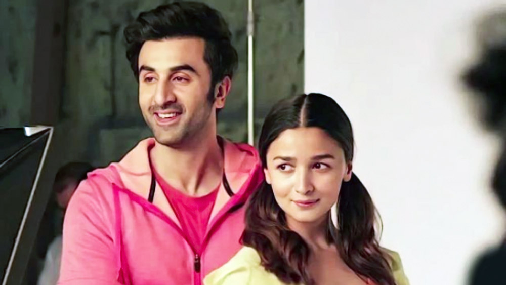 সম্প্রতি ভক্তমহলে ছড়িয়ে পড়েছে খুশির জোয়ার। তাঁর কারণ রণলিয়া জুটি। অবশ্য এই উত্তেজনা ও কৌতূহল তাঁদের কোনও ছবি নিয়ে নয়। বরং, তাঁদের পরিবারের সদস্যকে ঘিরে।