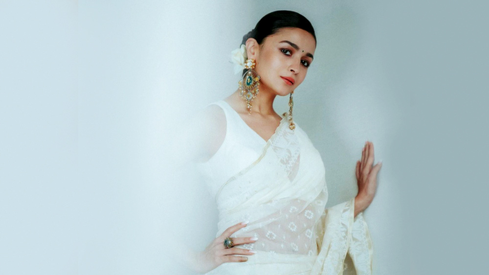 হ্যাঁ! কপূর পরিবারে কিছু দিন পর শোনা যাবে শিশুর হাসি-কান্নার গুঞ্জন। তেমনই ইঙ্গিত দিলেন বলিউডের ‘গঙ্গুবাঈ’ স্বয়ং।