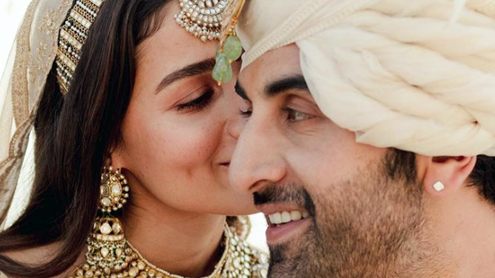 সম্প্রতি নিজের ইনস্টাগ্রাম অ্যাকাউন্টে একটি পোস্ট করেছেন রণবীর-ঘরনি। সেই পোস্টে জানিয়েছেন, ‘আমাদের সন্তান…. শীঘ্রই আসছে’।