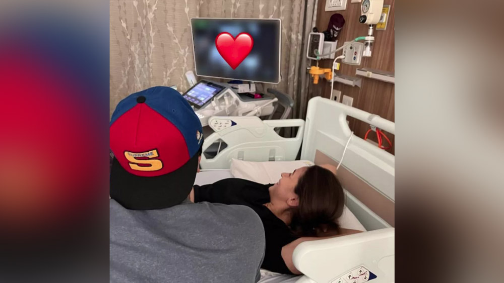 শুধু তা-ই নয়, এর সঙ্গে দু’টি ছবিও দিয়েছেন আলিয়া। হাসপাতালের বেডে শুয়ে রয়েছেন তিনি। আলট্রাসোনোগ্রাফি চলছে অভিনেত্রীর। সেই মুহূর্তকে ফ্রেমবন্দি করা হয়েছে ছবিটিতে।  