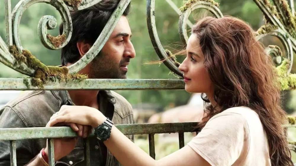 সঙ্গে রয়েছেন রণবীরও। দু’জনের চোখ মনিটরের দিকে। আলিয়ার মুখে ফুটে উঠেছে হাসির রেখা। তবে কম্পিউটারের স্ক্রিনের উপরে হৃদয়চিহ্নের ‘ইমোটিকন’।