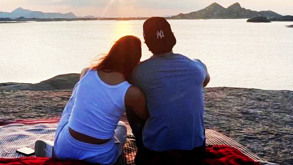 সম্প্রতি এই জুটি দক্ষিণ আফ্রিকার জঙ্গলে ঘুরতে গিয়েছিলেন। আলিয়া নিজেও প্রচুর ছবি ও ভিডিয়ো ভাগ করেছিলেন নেটমাধ্যমে।