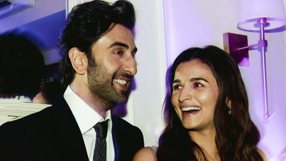 এই ছবি পোস্ট করার পর বি-টাউনের তারকারা সকলেই বেজায় খুশি। কর্ণ জোহর, প্রিয়াঙ্কা চোপড়া, বিপাশা বসু, কৃতি শ্যানন ছাড়াও বহু তারকা রণবীর ও আলিয়াকে শুভেচ্ছা বার্তা দিয়েছেন।