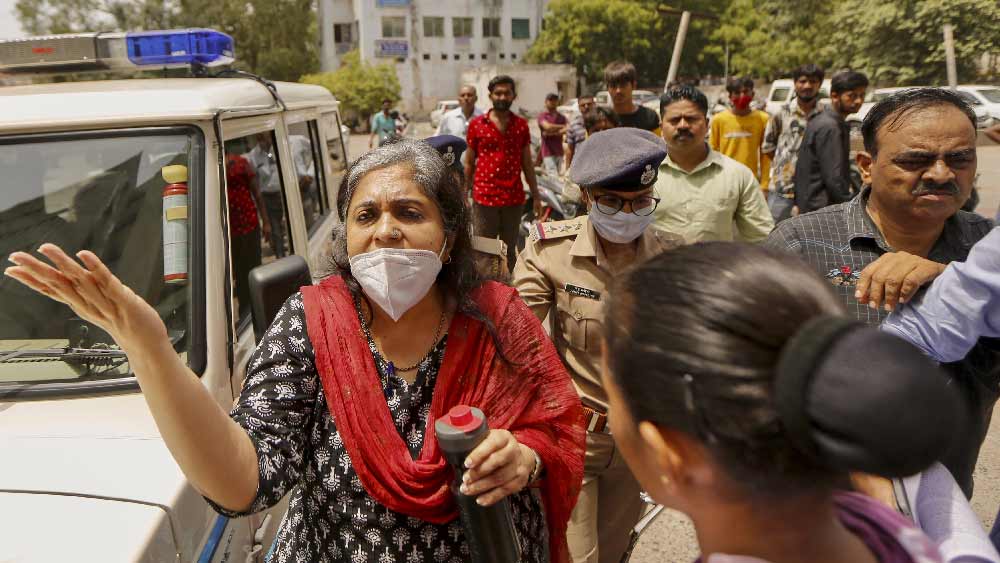২০০২ সালের গুজরাত দাঙ্গার ঘটনায় বিশেষ তদন্তকারী দল তৎকালীন গুজরাতের মুখ্যমন্ত্রী নরেন্দ্র মোদী-সহ বেশ কয়েক জনকে ক্লিনচিট দিয়েছিল। তার বিরোধিতায় মামলা দায়ের হয়েছিল সুপ্রিম কোর্টে। সম্প্রতি সেই মামলা খারিজ করেছে দেশের শীর্ষ আদালত। যার প্রেক্ষিতে কেন্দ্রীয় স্বরাষ্ট্রমন্ত্রী অমিত শাহ তোপ দাগেন বিরোধীদের। জানান, দু’দশক নীরবে অনেক সমালোচনা সহ্য করেছেন মোদী। কোথাও ধর্না দেননি। তিনি সমালোচনার বিষ পান করেছেন। নিজের মনের মধ্যেই  বেদনাকে ধরে রেখেছিলেন।