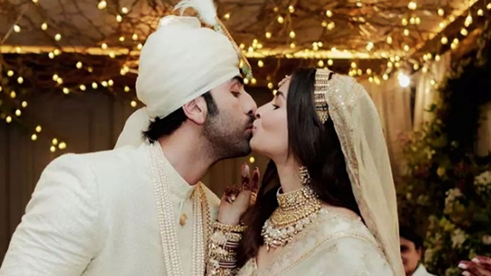 তবে, এই নিয়ে বলিপাড়ায় গুঞ্জনেরও শেষ নেই। অনেকে তো এই ভেবেই অবাক হয়েছেন যে, মাত্র আড়াই মাস আগে তাঁদের বিয়ে হয়, এর মধ্যেই…!