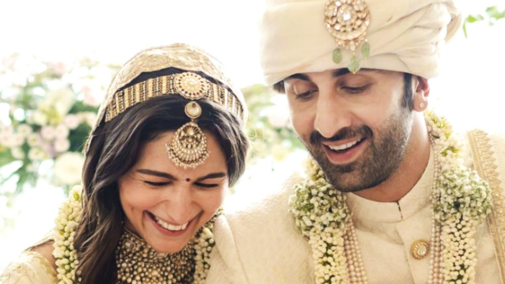 এত কম সময়ে কী করে নতুন অতিথির আগমন ঘটল, তা নিয়ে প্রশ্ন তুলেছেন অনেকে। এই কারণেই কি ঘনিষ্ঠ কয়েক জন বন্ধুবান্ধব ও পরিবারের নিকট আত্মীয়দের নিয়ে কড়া পাহারার ঘেরাটোপে বিয়ে করলেন রণবীর-আলিয়া?