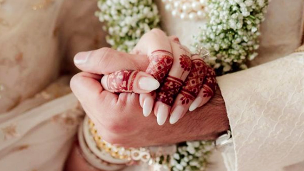 অনেকে এ-ও দাবি করছেন, রণবীর ও আলিয়ার ছবি ‘ব্রহ্মাস্ত্র’ খুব শীঘ্রই বড় পর্দায় মুক্তি পেতে চলেছে। রণবীর অভিনীত ‘সমশেরা’ও মুক্তি পাচ্ছে সামনের মাসেই। হয়তো, আলিয়া আদতে গর্ভবতীই নন, এ সবই ছবির প্রচারের জন্য চমক।