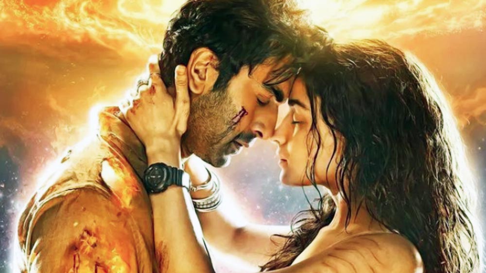 রণলিয়া হয়তো তাঁদের আসন্ন ছবির প্রোমোশন করার কোনও অভিনব পন্থা খুঁজে বের করেছেন। তবে, সর্বভারতীয় প্রায় সব সংবাদমাধ্যমই আলিয়ার ইনস্টাবার্তাকে সত্য বলে ধরে নিয়েই এগোচ্ছে। যার অর্থ, আলিয়া সত্যিই সন্তানসম্ভবা। কিছু দিনের মধ্যেই নতুন অতিথি চলে আসবে।