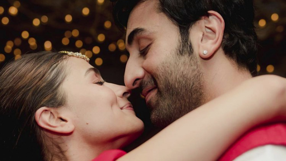 রণবীর ও আলিয়ার সম্পর্ক সরলরৈখিক গতিতে এগোয়নি। আলিয়া তাঁর জীবনে আসার আগে রণবীর বলিউডের বহু অভিনেত্রীর সঙ্গে সম্পর্কে জড়িয়েছিলেন। যা নিয়ে তৈরি হয় বিতর্ক।