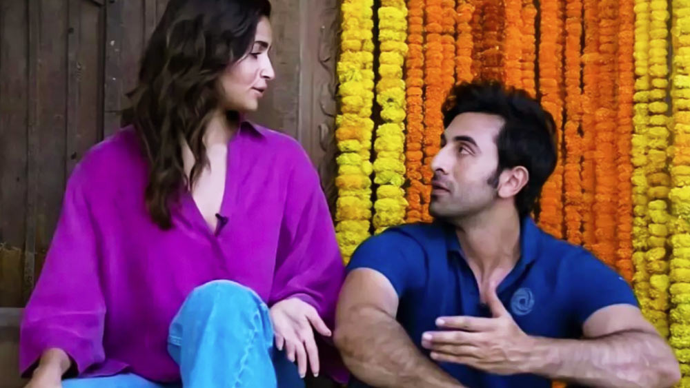 আলিয়াও অবশ্য কম যান না। ইন্ডাস্ট্রিতে আসার আগে তিনি বহু সম্পর্কে জড়িয়েছিলেন। বলিউডে আসা মাত্রই সিদ্ধার্থ মলহোত্রার সঙ্গে তাঁর সম্পর্ক নিয়েও কম জল্পনা তৈরি হয়নি।