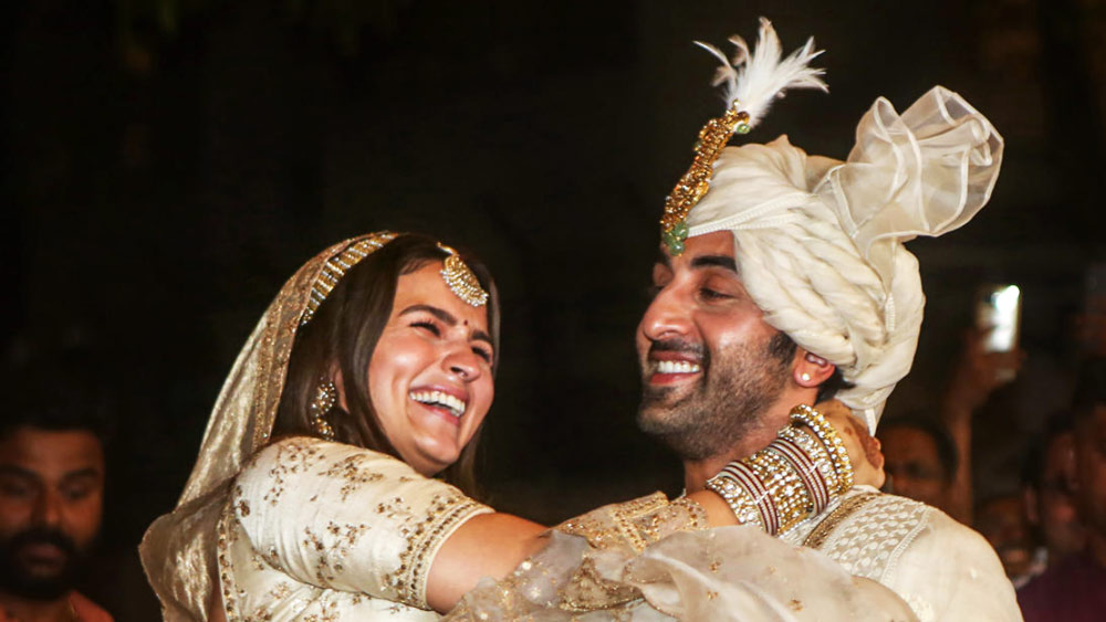 সম্প্রতি ‘সমশেরা’ ছবির প্রচারে এসে রণবীর জানিয়েছেন, তিনি আলিয়াকে তাঁর জীবনসঙ্গী হিসাবে পেয়ে ভীষণ খুশি। তিনি আরও বলেন, বর্তমানে পরিবারের কথা ভাবছেন রণবীর। তাঁদের সংসার আরও বাড়বে।