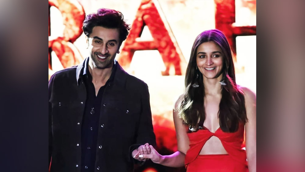 ইতিমধ্যে নতুন অতিথির আগমন বার্তা পেয়ে আবেগপ্রবণ হয়ে পড়েছেন ‘হবু ঠাকুমা’ নীতু। ঘটনাপ্রবাহ যে দিকে এগোচ্ছে, তাতে কপূর-দম্পতি সত্যিই সুখবর নিয়ে আসছেন বলে অনুমান বলিপাড়ায়।