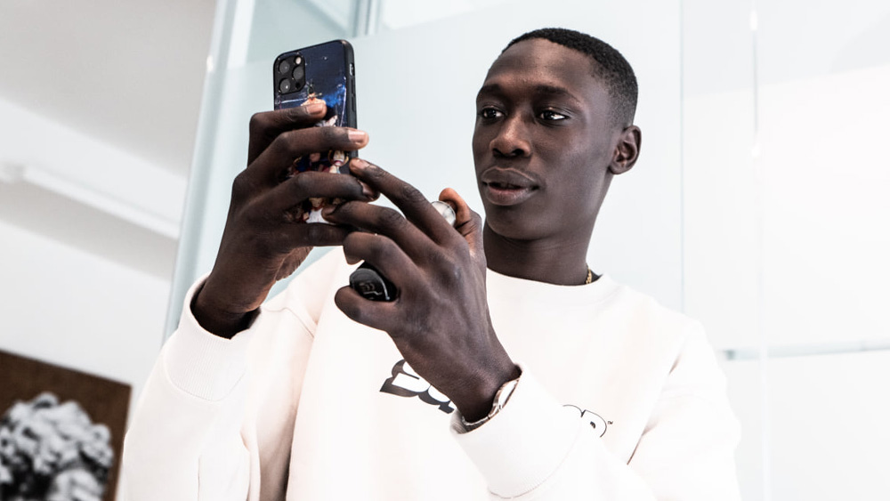 এক বছর বয়সেই সেনেগাল থেকে পরিবার-সহ ইতালিতে চলে আসেন তিনি। ছোট থেকে ডিসলেক্সিয়া রোগে আক্রান্ত খাবি। স্কুল-কলেজের পড়াশোনা শেষ করতে পারেননি।