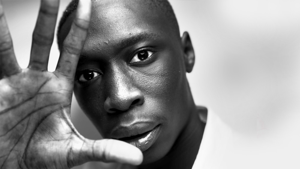 তবুও তিনি ভেঙে পড়েননি। নিয়মিত ভিডিয়ো বানিয়ে গিয়েছেন। ধীরে ধীরে বিপুল পরিমাণ দর্শকদের কাছে পৌঁছলেনও তিনি। এখন তাঁর অনুরাগীরা রয়েছেন বিশ্ব জুড়ে।