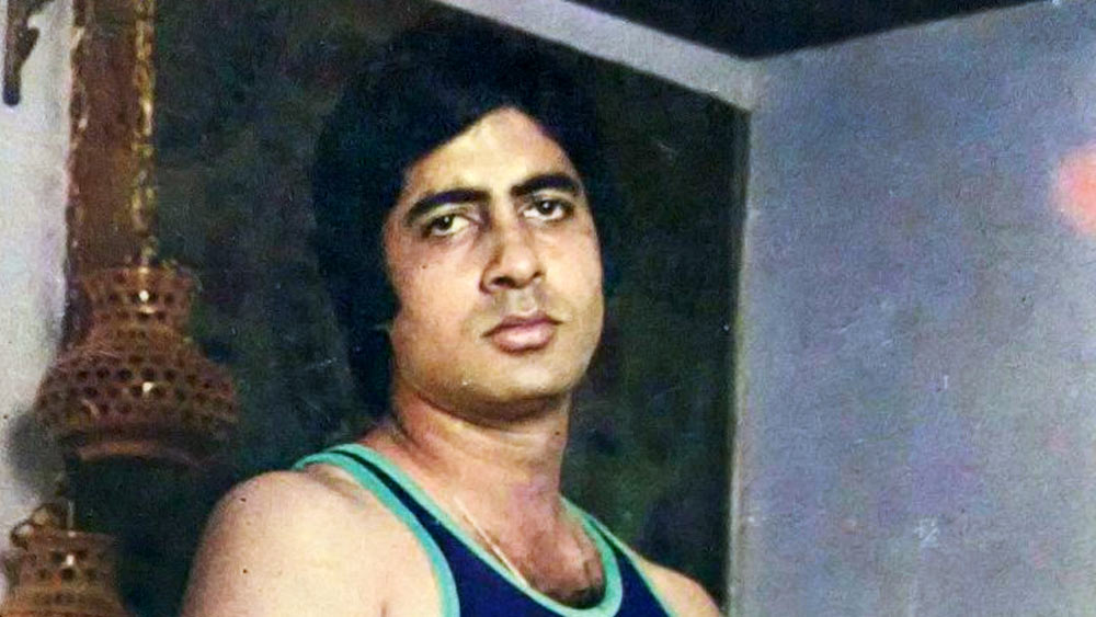 তাঁদের এই ঘনিষ্ঠতার কারণও ছিল। অমিতাভ যখন তাঁর কেরিয়ার জীবনে স্ট্রাগল করছিলেন, তখন তাঁকে সঠিক রাস্তা দেখিয়েছিলেন মেহমুদ।