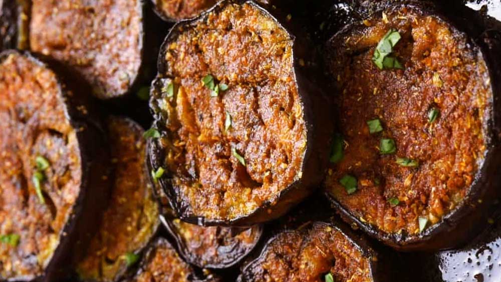 ঘরে পোস্ত না থাকলে ব্যবহার করতে পারেন চালের গুঁড়োও। তাতেও কিছু কম মুচমুচে বেগুন ভাজা হবে না। 