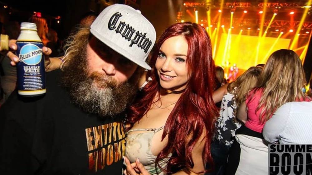 তিনি জানান, এক দিন সিনেমার সেটে এক পর্ন তারকা তাঁর প্রেমিককে নিয়ে আসেন। তবে তখনও তিনি পরিচালনার কাজে হাত দেননি। এক জন সাধারণ সদস্য হিসাবে কাজ করছিলেন। কী ভাবে অভিনয় করতে হবে, তা তাঁদের বোঝাচ্ছিলেন পরিচালক। বোঝানোর সময় নিজের পরনের প্যান্টও পরিচালক খুলে ফেলেন।